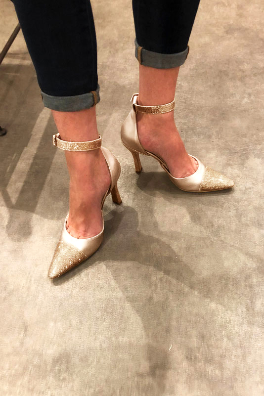Gold women's open side shoes, with a strap around the ankle. Tapered toe. Very high spool heels. Worn view - Florence KOOIJMAN